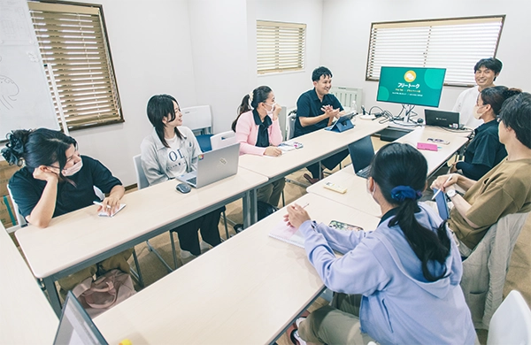 研修で日本人スタッフと外国人スタッフが話し合う様子