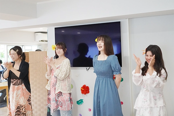 イベントで盛り上がるスタッフ