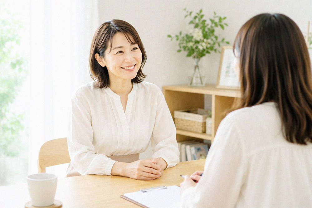 事業所でミーティングをする訪問介護チーム