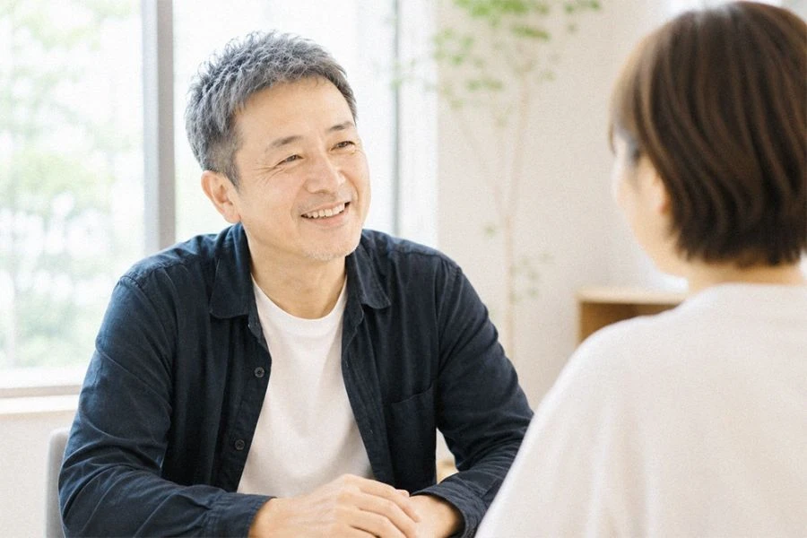 カジュアル面談で話すミドル世代の男性