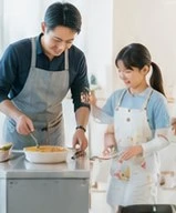 家族と料理をする社員