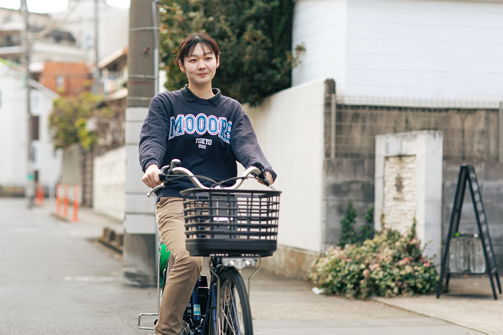 世田谷の街を移動する訪問スタッフ