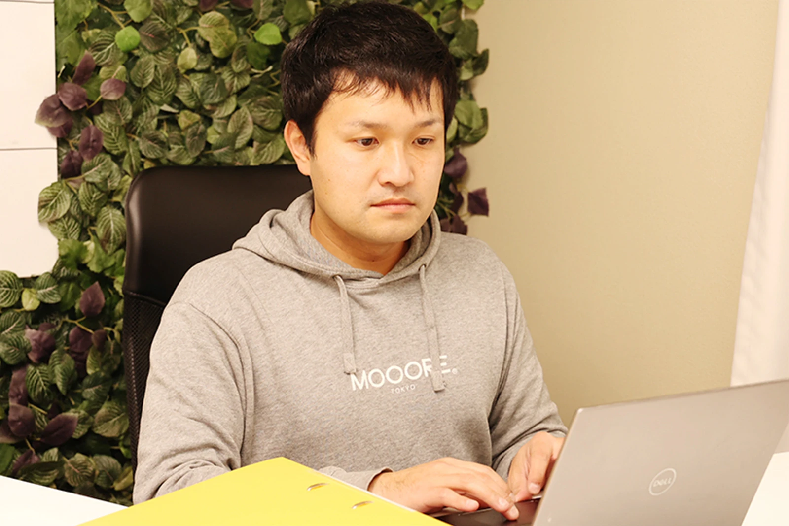 デスクワークに取り組む様子