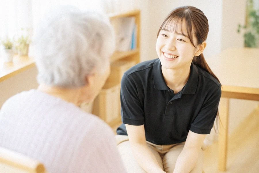 ご利用者様と笑顔で話すスタッフ